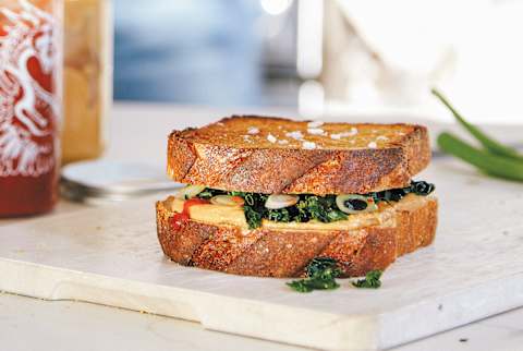 Сэндвич с арахисовым маслом и зеленью Сэндвич с арахисовым маслом и зеленью