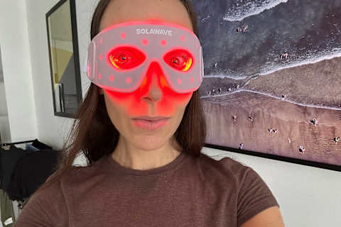 фотография редактора в красной световой маске solawave на глазах