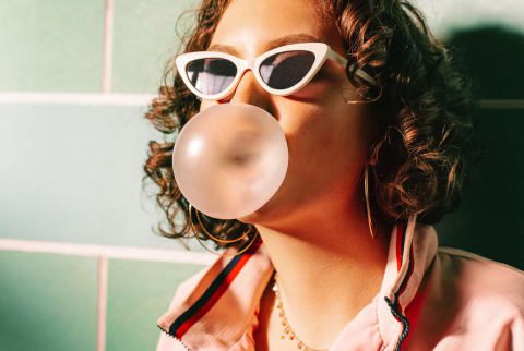 Подросток в ретро -спортивном костюме Blowing Bubble Workm Подросток в ретро -спортивном костюме Blowing Bubble Workm