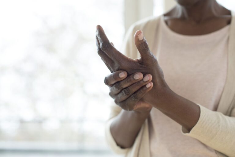 womanwithhandpain 1237a2ed2d7248d7bb7cb77c2d75ab9e.jpeg